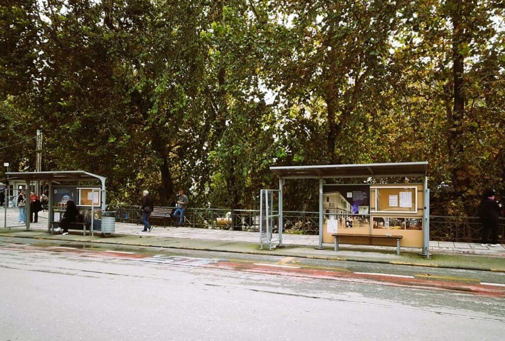 Τρίκαλα: Νέες πληροφοριακές πινακίδες στις στάσεις – Μικρή παρέμβαση, αισθητή αναβάθμιση της πόλης