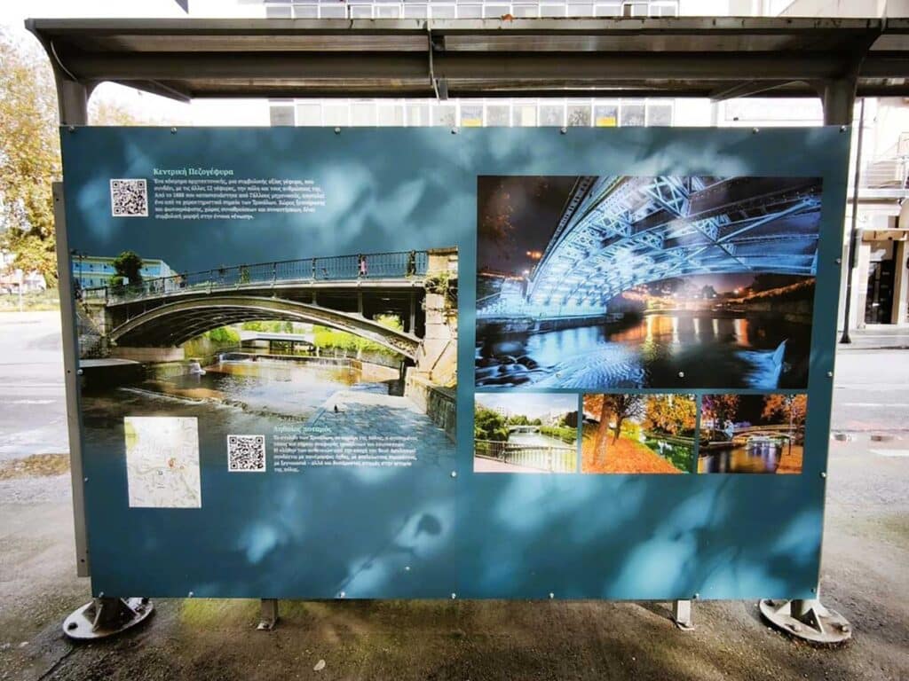 Τρίκαλα: Νέες πληροφοριακές πινακίδες στις στάσεις – Μικρή παρέμβαση, αισθητή αναβάθμιση της πόλης