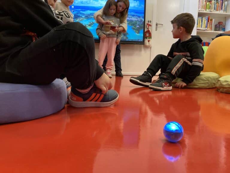 Μαθητές της Οξύνειας επισκέφθηκαν τη Βιβλιοθήκη Καλαμπάκας