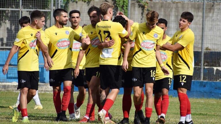 Ποδοσφαιριστές του Τηλυκράτη Λευκάδας πανηγυρίζουν τη νίκη στη Νέα Σελεύκεια, που τους έφερε στην κορυφή της βαθμολογίας της Γ’ Εθνικής.