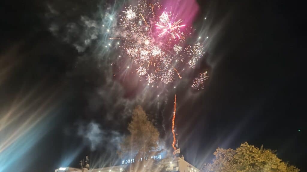 Τρίκαλα: Φωταγωγήθηκε το ψηλότερο φυσικό χριστουγεννιάτικο δέντρο