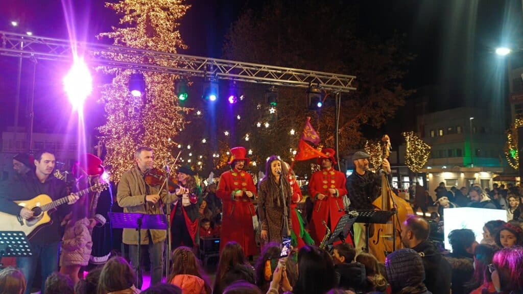 Τρίκαλα: Φωταγωγήθηκε το ψηλότερο φυσικό χριστουγεννιάτικο δέντρο