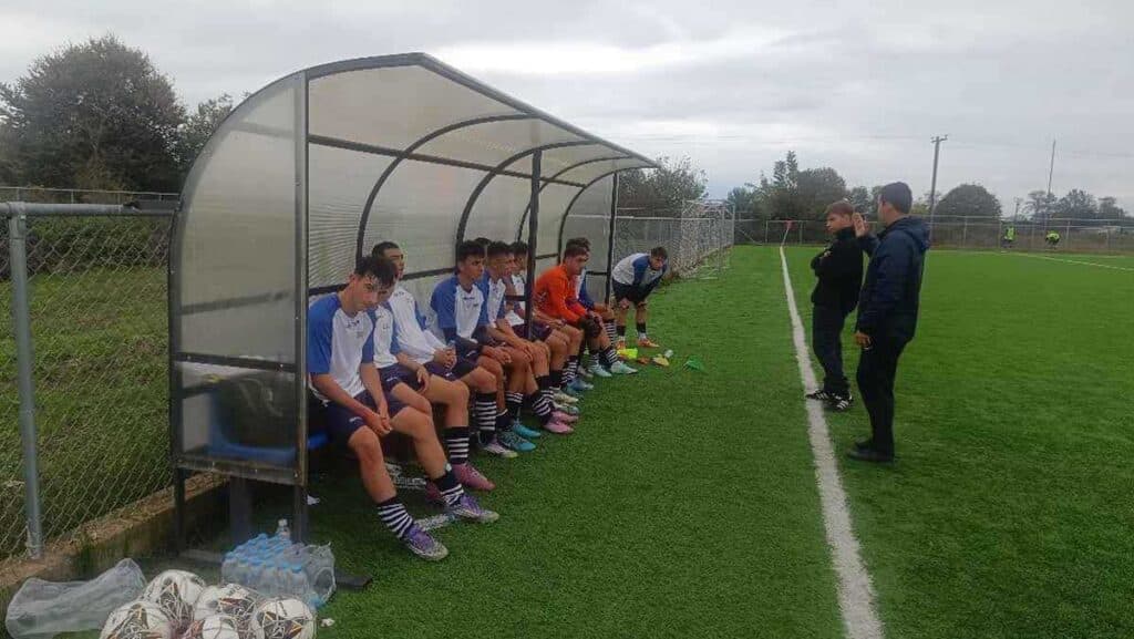 Στιγμιότυπο από τον αγώνα της Κ16 ΕΠΣ Τρικάλων με την Πιερία για το πρωτάθλημα Μικτών Ενώσεων