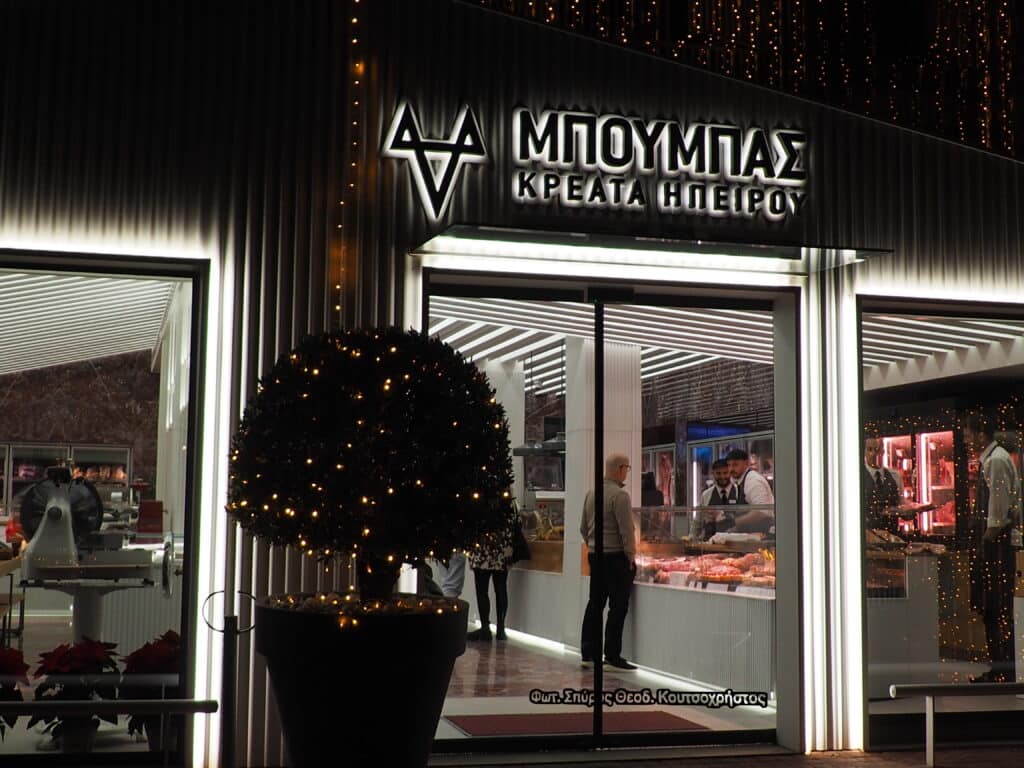 Κρεοπωλείο με πιάνο στην Κηφισιά: 100 χρόνια παράδοσης «Κρέατα Ηπείρου»
