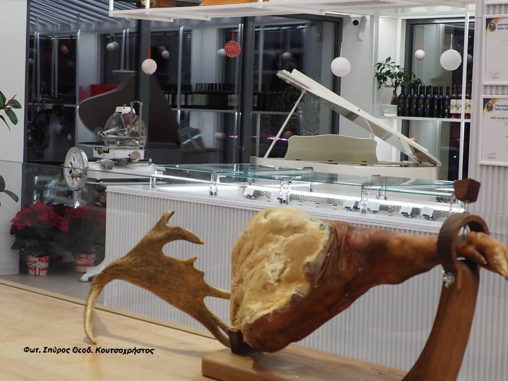 Κρεοπωλείο με πιάνο στην Κηφισιά: 100 χρόνια παράδοσης «Κρέατα Ηπείρου»