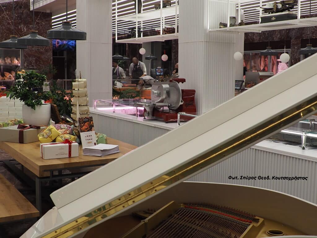 Κρεοπωλείο με πιάνο στην Κηφισιά: 100 χρόνια παράδοσης «Κρέατα Ηπείρου»