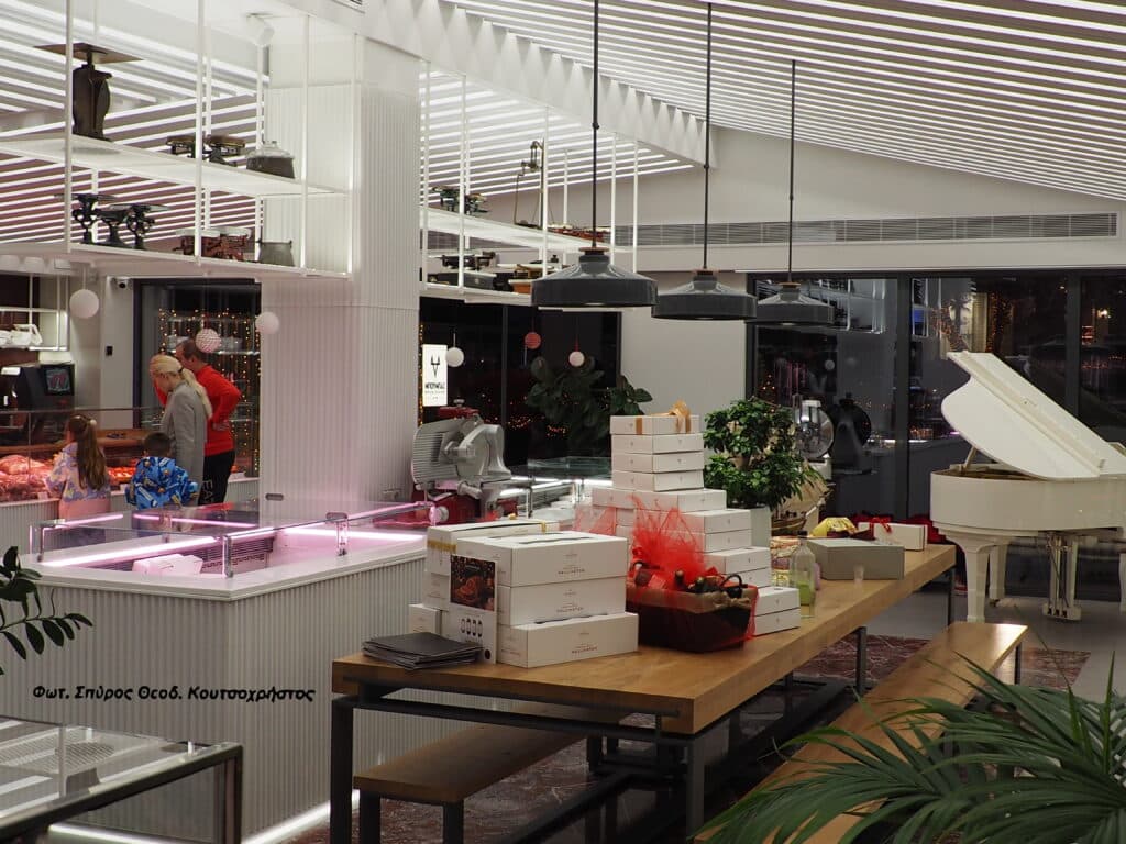 Κρεοπωλείο με πιάνο στην Κηφισιά: 100 χρόνια παράδοσης «Κρέατα Ηπείρου»