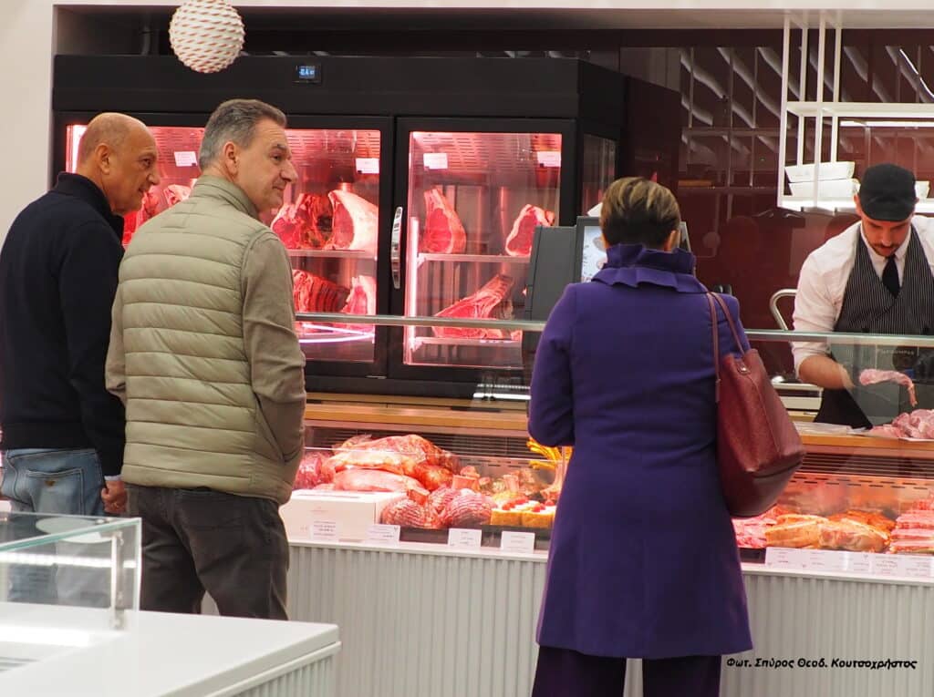 Κρεοπωλείο με πιάνο στην Κηφισιά: 100 χρόνια παράδοσης «Κρέατα Ηπείρου»