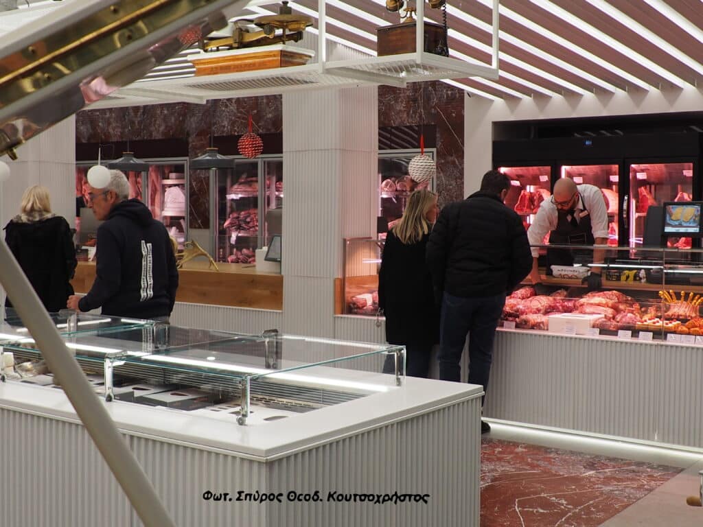 Κρεοπωλείο με πιάνο στην Κηφισιά: 100 χρόνια παράδοσης «Κρέατα Ηπείρου»