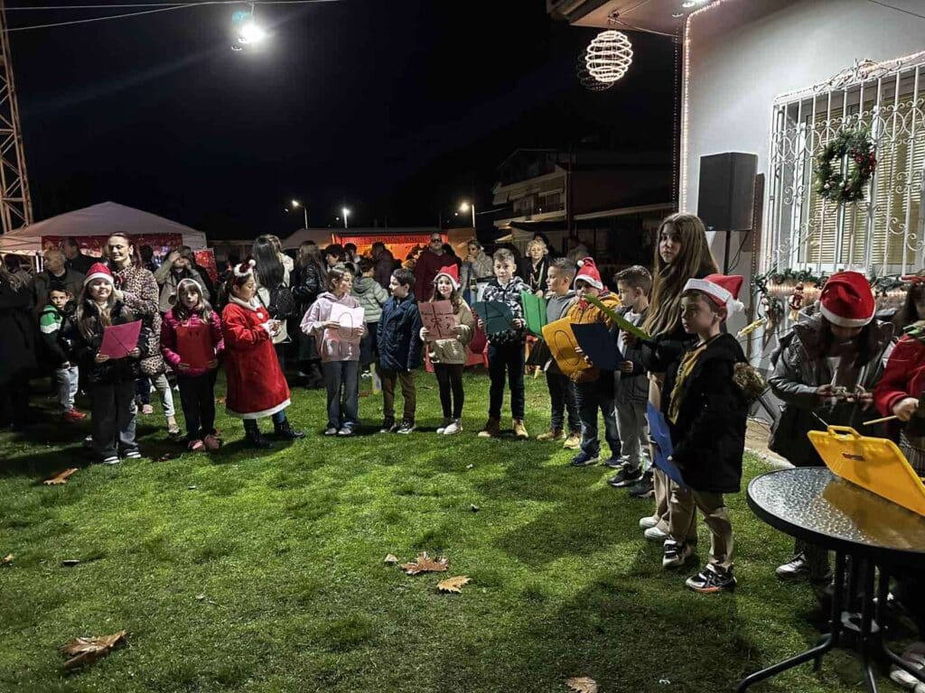 Δενδροχώρι Τρικάλων: Άναψε το δέντρο και «ζωντάνεψε» το Μπισκοτοχώρι