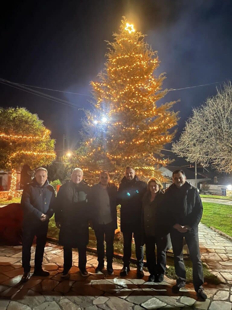 Φωταγωγήθηκε το Χριστουγεννιάτικο Δέντρο στον Πρόδρομο Τρικάλων