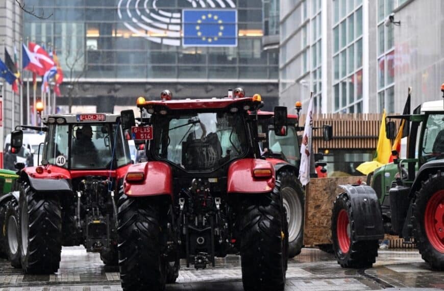 Αγρότες στα κάγκελα σε όλη την Ευρώπη – Δεν είναι «ελληνική ιδιαιτερότητα»