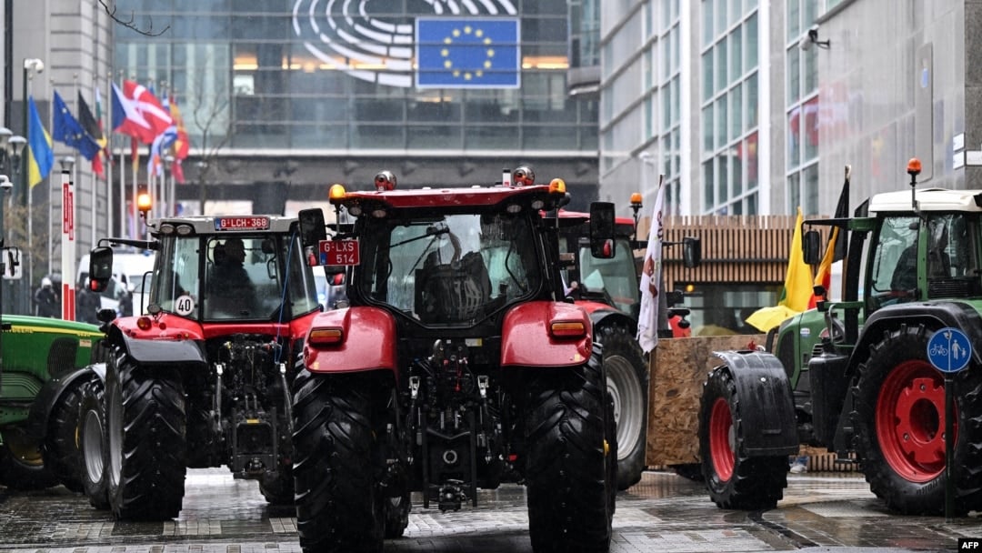 Αγρότες στα κάγκελα σε όλη την Ευρώπη – Δεν είναι «ελληνική ιδιαιτερότητα»