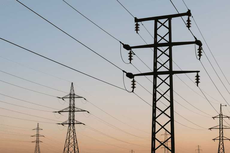 Γραμμή υψηλής τάσης και πυλώνες ηλεκτρικού ρεύματος σε 16:9, ενδεικτική εικόνα για ανακοινώσεις διακοπών ρεύματος του ΔΕΔΔΗΕ.