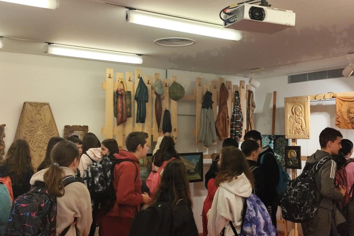 Βιβλιοθήκη Καλαμπάκας: Μαθητές στην έκθεση ξυλογλυπτικής