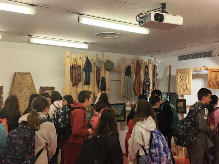 Βιβλιοθήκη Καλαμπάκας: Μαθητές στην έκθεση ξυλογλυπτικής