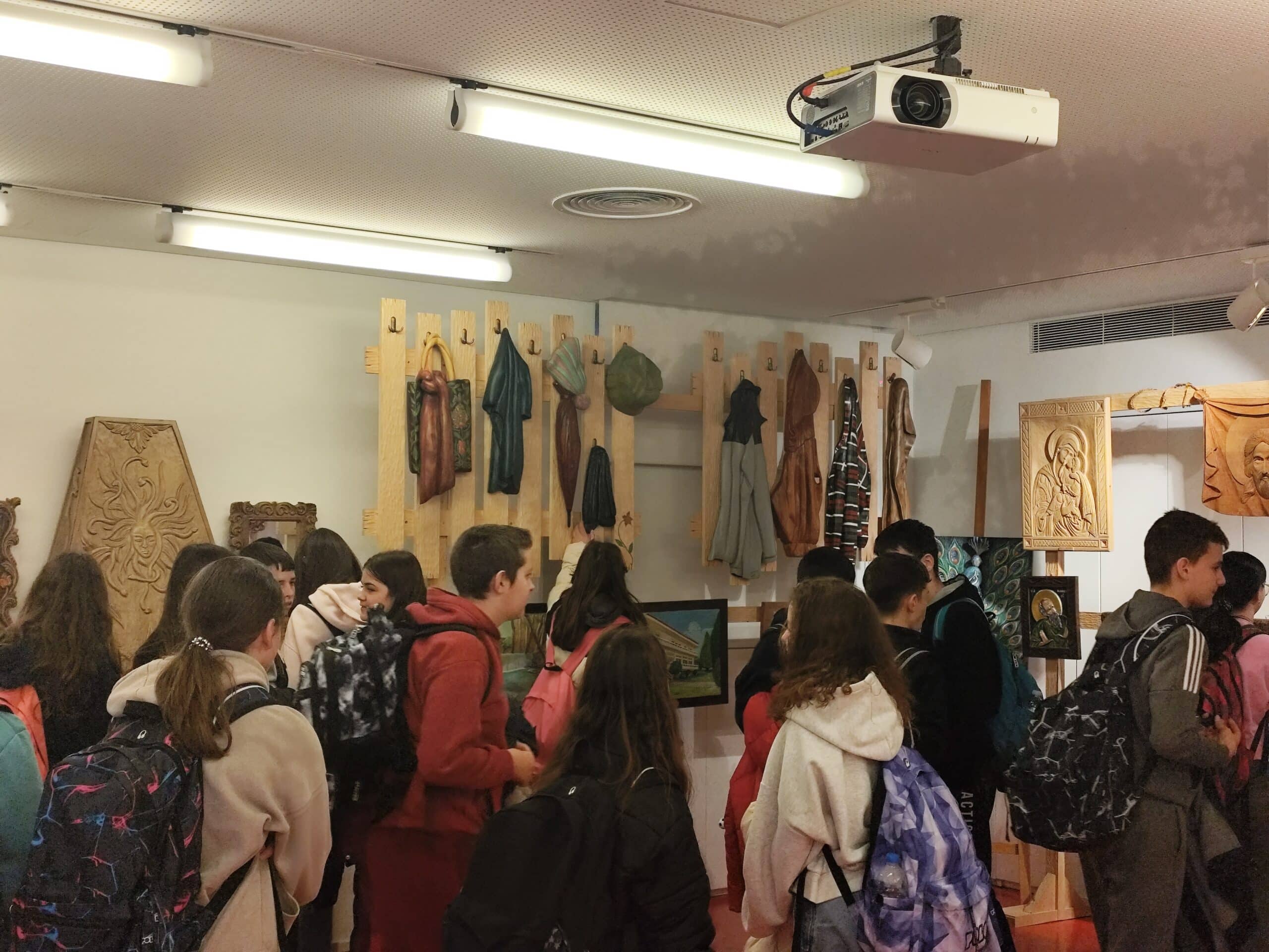 Βιβλιοθήκη Καλαμπάκας: Μαθητές στην έκθεση ξυλογλυπτικής