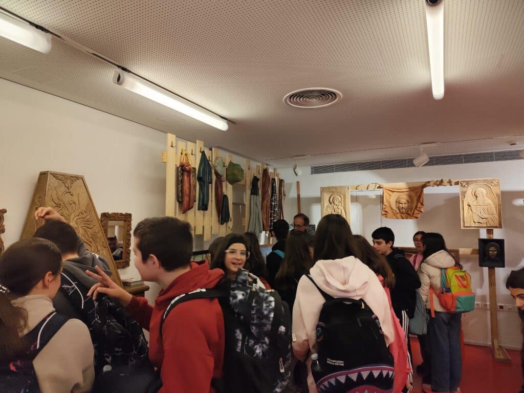 Βιβλιοθήκη Καλαμπάκας: Μαθητές στην έκθεση ξυλογλυπτικής