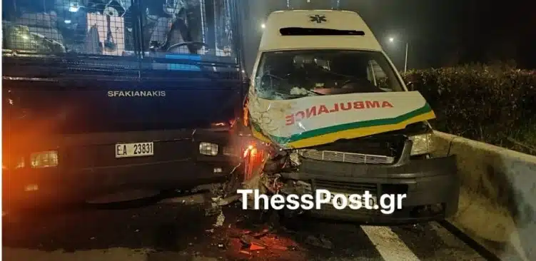 Σοβαρό τροχαίο στον Πλατύκαμπο: Ασθενοφόρο «καρφώθηκε» σε κλούβα των ΜΑΤ – Καταγγελίες για «παγίδα» στο σκοτάδι (Βίντεο)