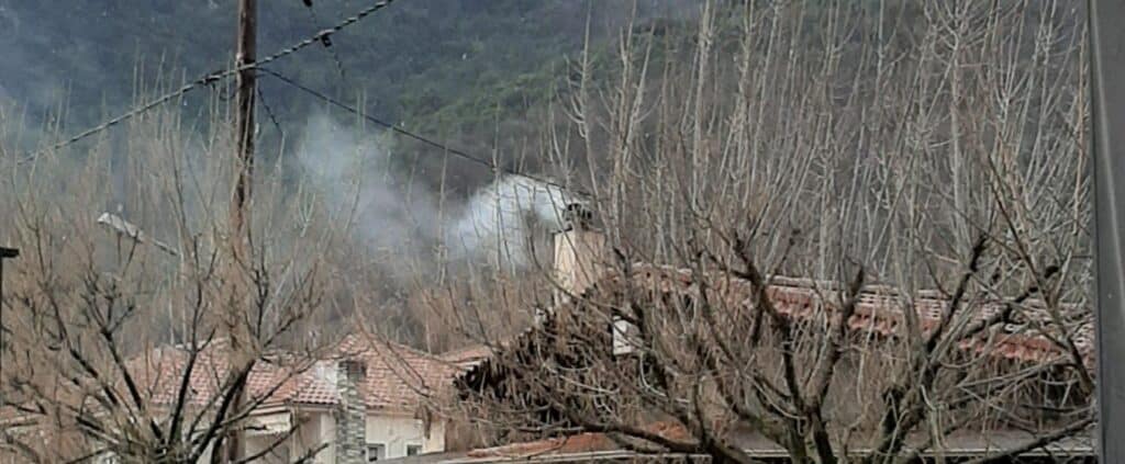 Ανεξέλεγκτη αιθαλομίχλη στο Μουζάκι – Καταγγελία για σοβαρό κίνδυνο υγείας