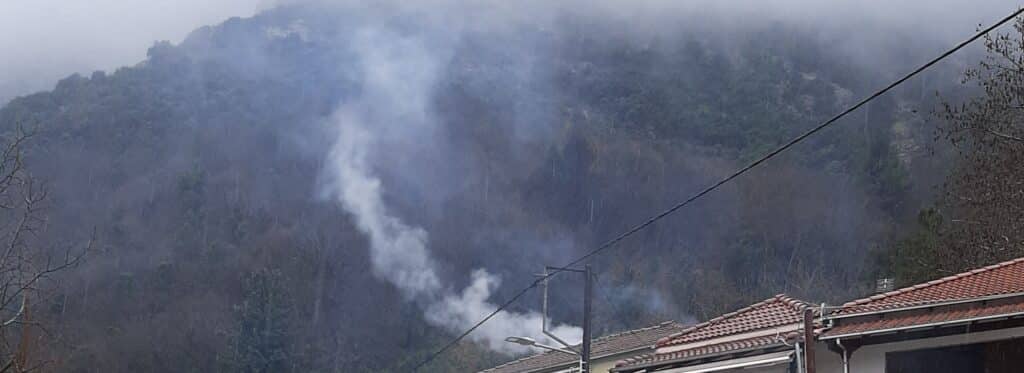 Ανεξέλεγκτη αιθαλομίχλη στο Μουζάκι – Καταγγελία για σοβαρό κίνδυνο υγείας