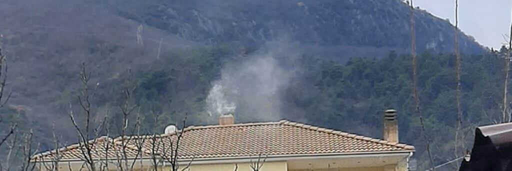 Ανεξέλεγκτη αιθαλομίχλη στο Μουζάκι – Καταγγελία για σοβαρό κίνδυνο υγείας