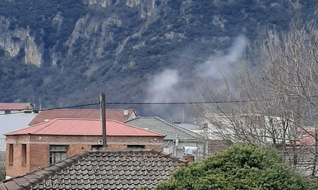 Ανεξέλεγκτη αιθαλομίχλη στο Μουζάκι – Καταγγελία για σοβαρό κίνδυνο υγείας
