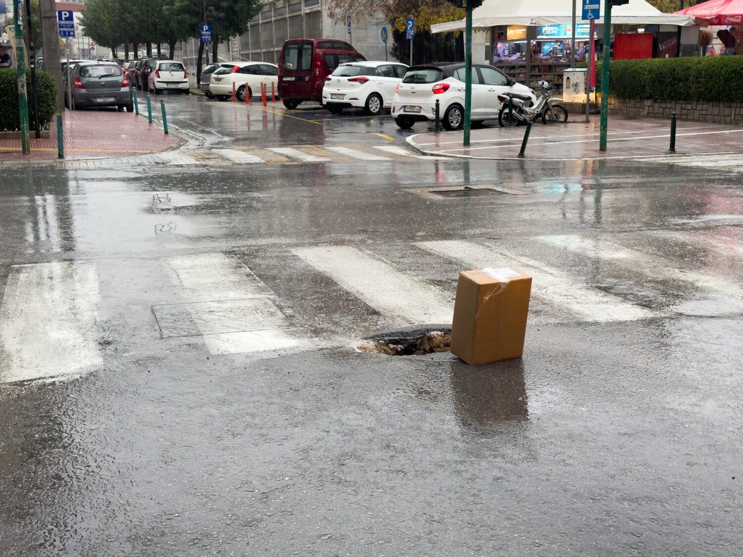 Όχι μόνο στα Τρίκαλα: Στη Λάρισα η λακκούβα… είχε συσκευασία