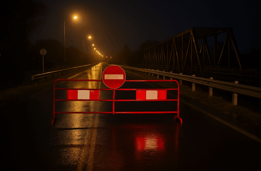 Κλειστός δρόμος τη νύχτα με μπαριέρα και απαγορευτική σήμανση κοντά σε γέφυρα λόγω τεχνικών προβλημάτων