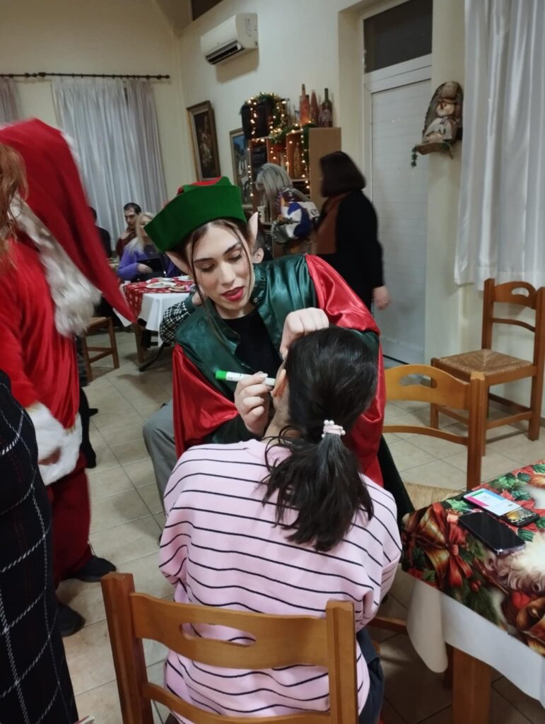 Χαμόγελα και δώρα στη χριστουγεννιάτικη γιορτή της «Ελπίδας»