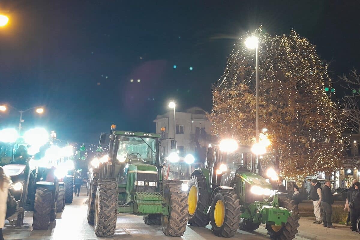 Τρίκαλα: Τρακτέρ «κατέβηκαν» στην Κεντρική Πλατεία – Αγροτικός παλμός στο κέντρο