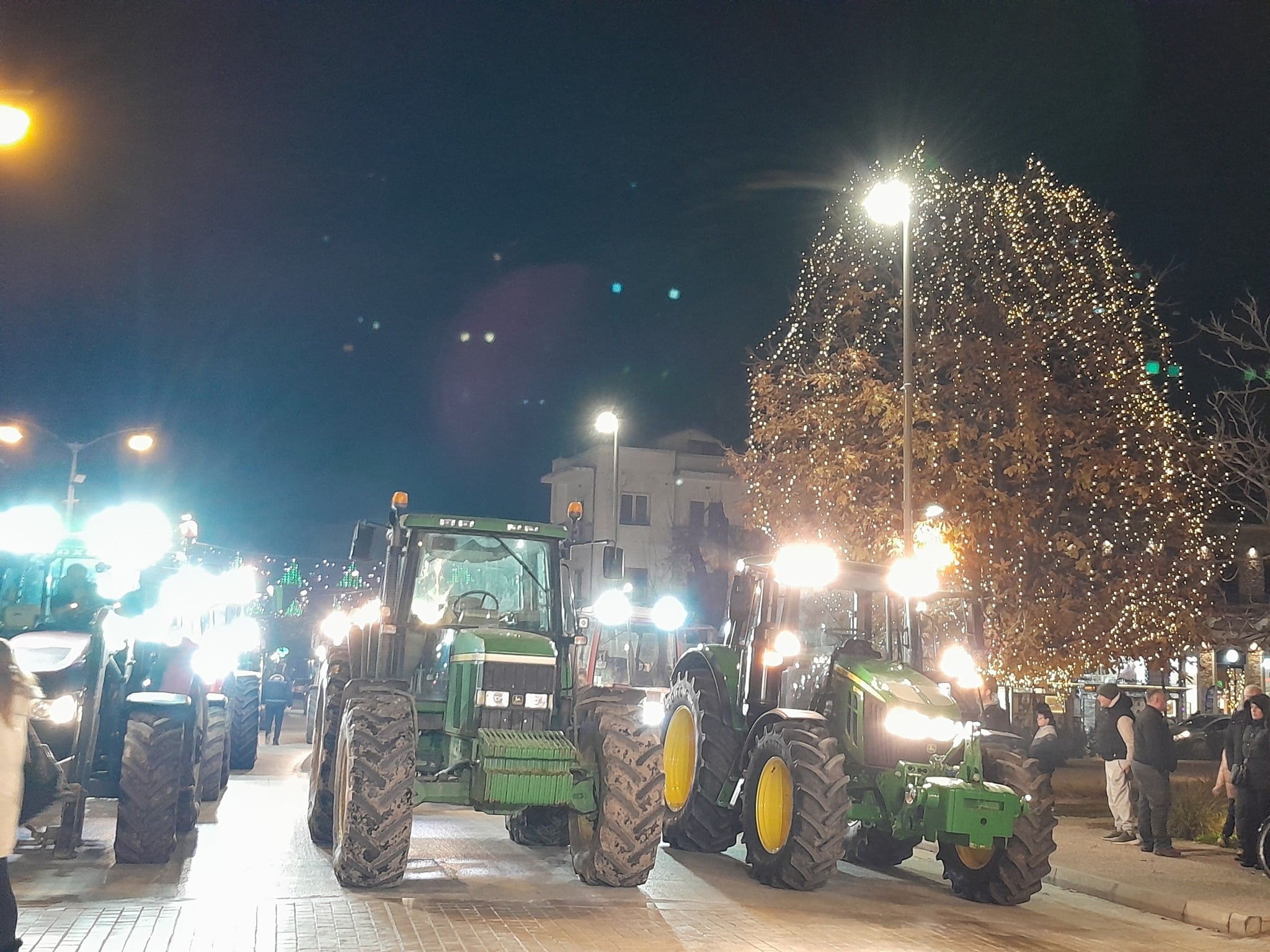 Τρίκαλα: Τρακτέρ «κατέβηκαν» στην Κεντρική Πλατεία – Αγροτικός παλμός στο κέντρο
