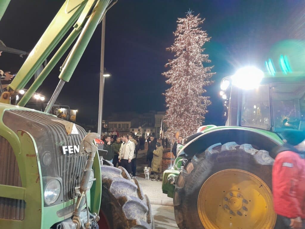 Τρακτέρ αγροτών στην Κεντρική Πλατεία Τρικάλων κατά τη διάρκεια κινητοποίησης το απόγευμα