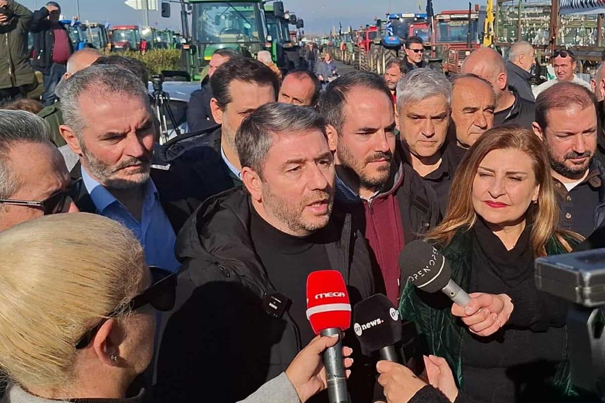 Στα μπλόκα των Τρικάλων ο Ανδρουλάκης: «Ήρθα για λύσεις»