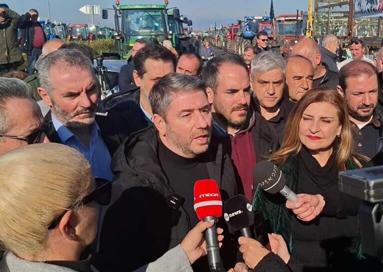 Στα μπλόκα των Τρικάλων ο Ανδρουλάκης: «Ήρθα για λύσεις»