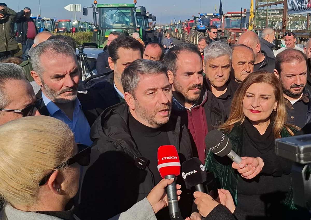 Στα μπλόκα των Τρικάλων ο Ανδρουλάκης: «Ήρθα για λύσεις»