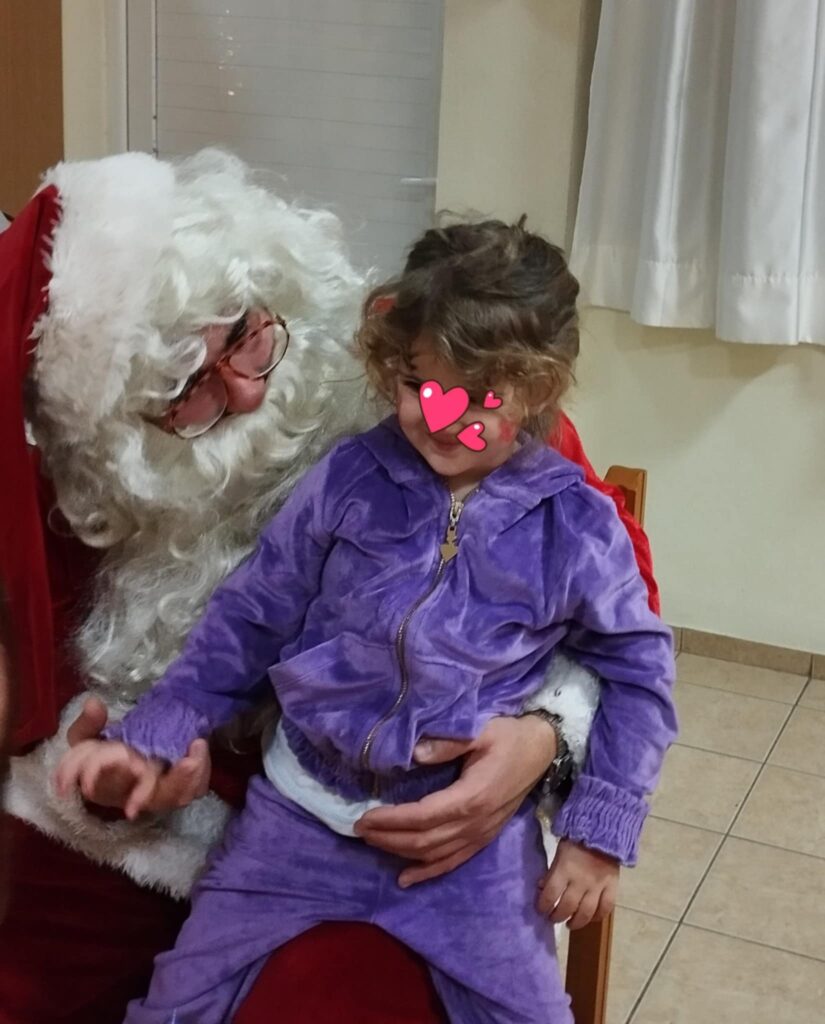 Χαμόγελα και δώρα στη χριστουγεννιάτικη γιορτή της «Ελπίδας»