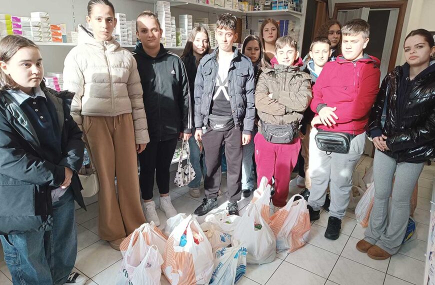 Γυμνάσιο Οξύνειας: Δώρα καρδιάς στο Κοινωνικό Παντοπωλείο