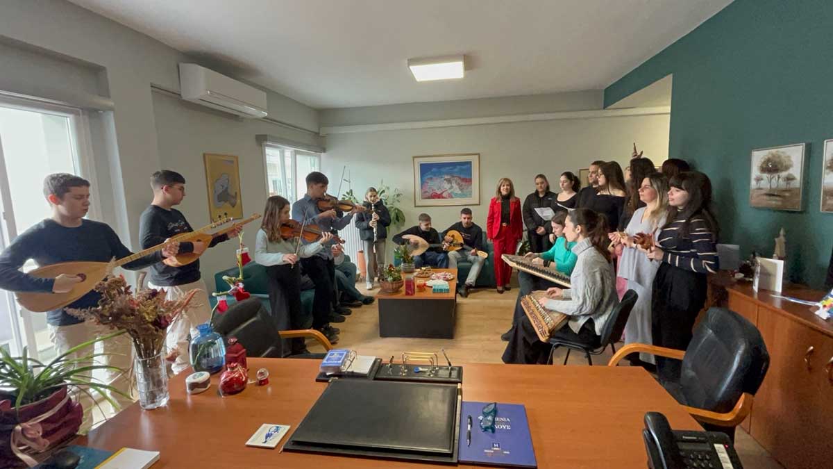 Με κάλαντα Ικαρίας στο γραφείο της Β. Ζιάκα το Μουσικό Λάρισας