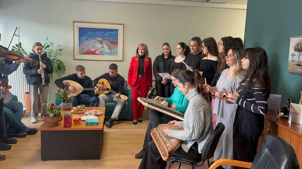 Με κάλαντα Ικαρίας στο γραφείο της Β. Ζιάκα το Μουσικό Λάρισας