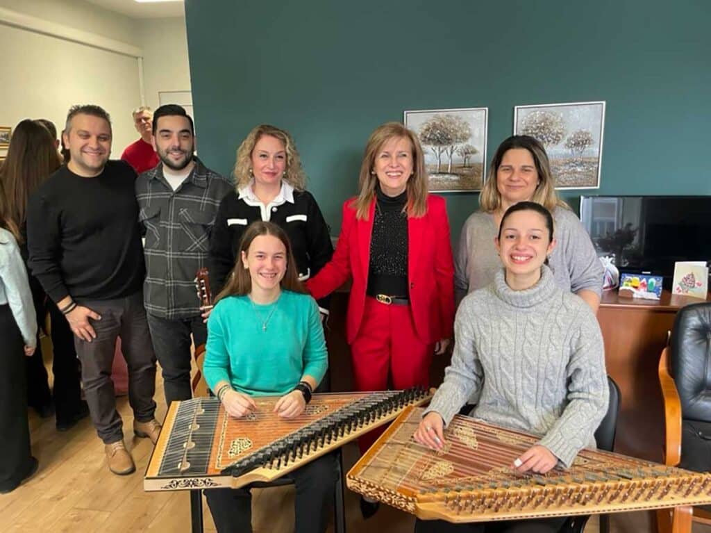 Με κάλαντα Ικαρίας στο γραφείο της Β. Ζιάκα το Μουσικό Λάρισας