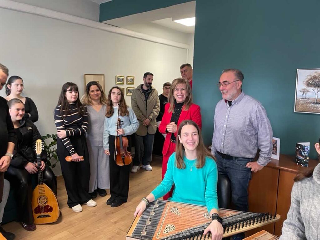 Με κάλαντα Ικαρίας στο γραφείο της Β. Ζιάκα το Μουσικό Λάρισας