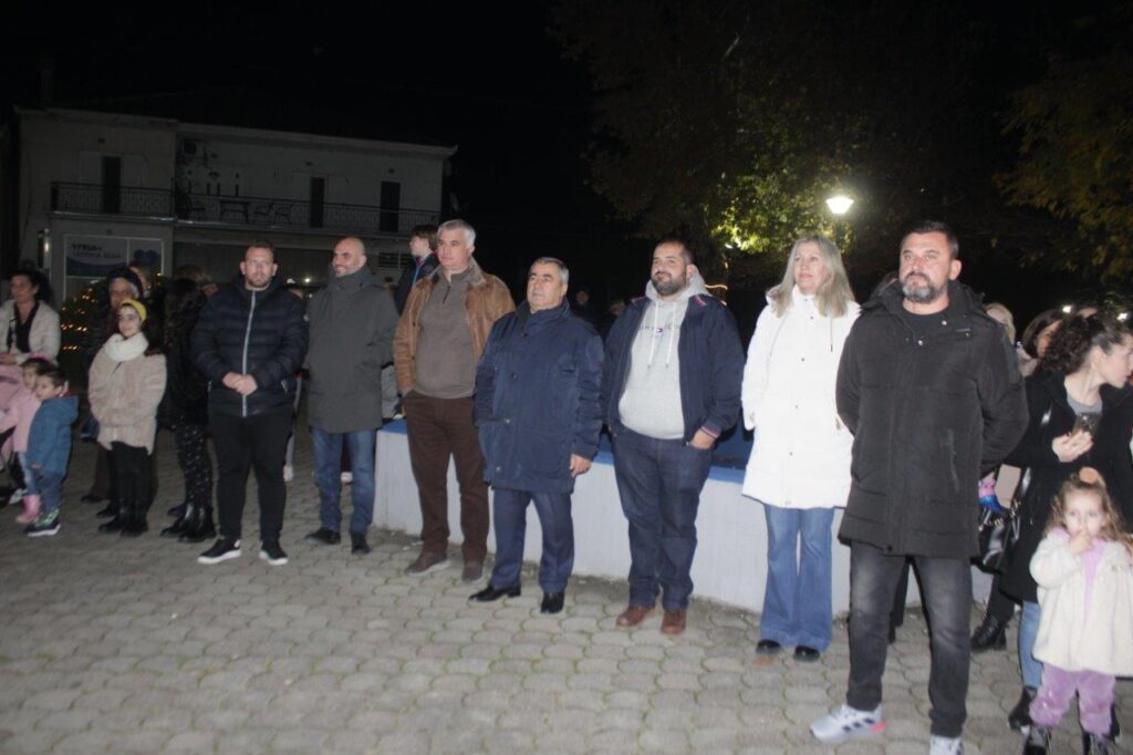 Φωταγωγήθηκε το Χριστουγεννιάτικο Δένδρο στη Λυγαριά