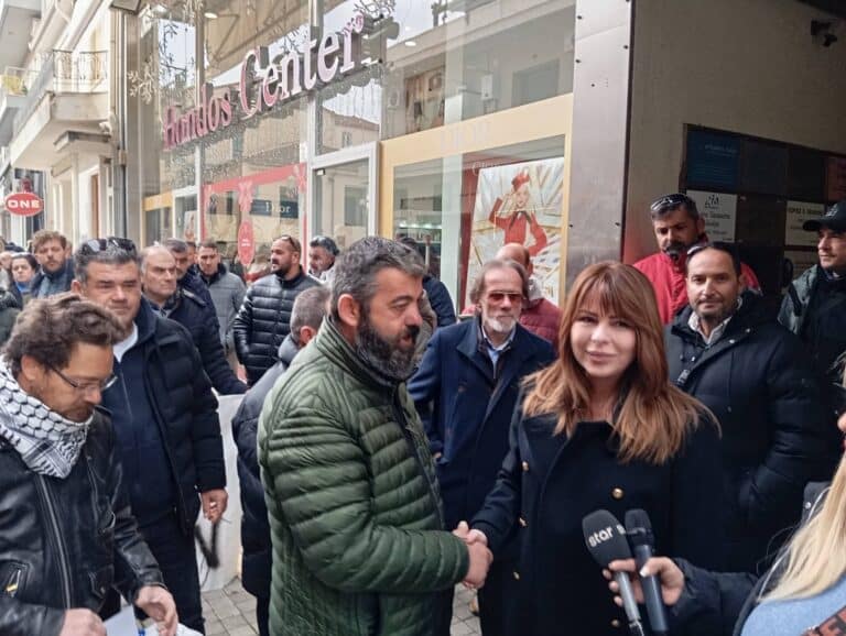 Ψήφισμα αγροτών στην Κατερίνα Παπακώστα - Τι ειπώθηκε έξω από το γραφείο της;