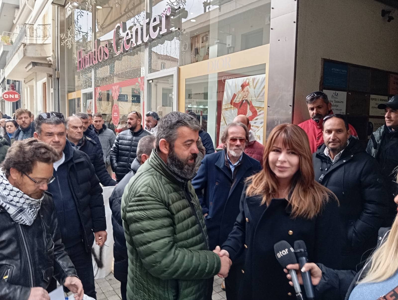 Ψήφισμα αγροτών στην Κατερίνα Παπακώστα - Τι ειπώθηκε έξω από το γραφείο της;