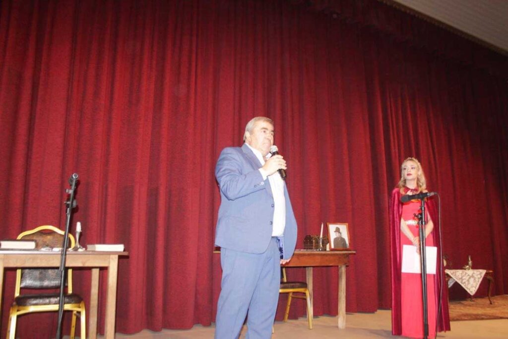 Πύλη: Απόφοιτοι του Λυκείου ανέβασαν τη «Χριστουγεννιάτικη Ιστορία» 10 χρόνια μετά