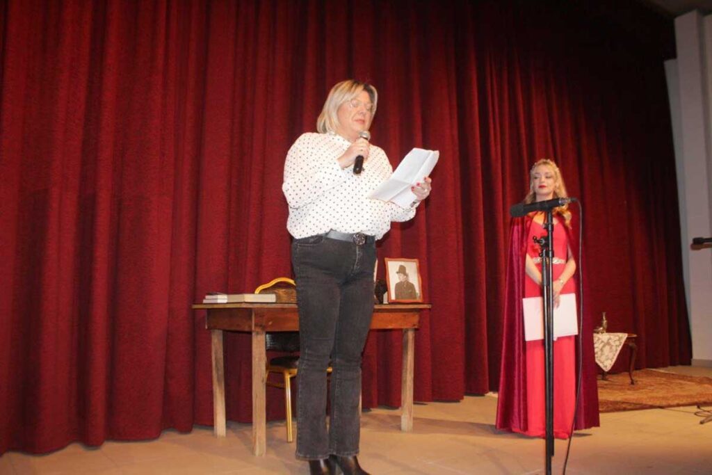 Πύλη: Απόφοιτοι του Λυκείου ανέβασαν τη «Χριστουγεννιάτικη Ιστορία» 10 χρόνια μετά