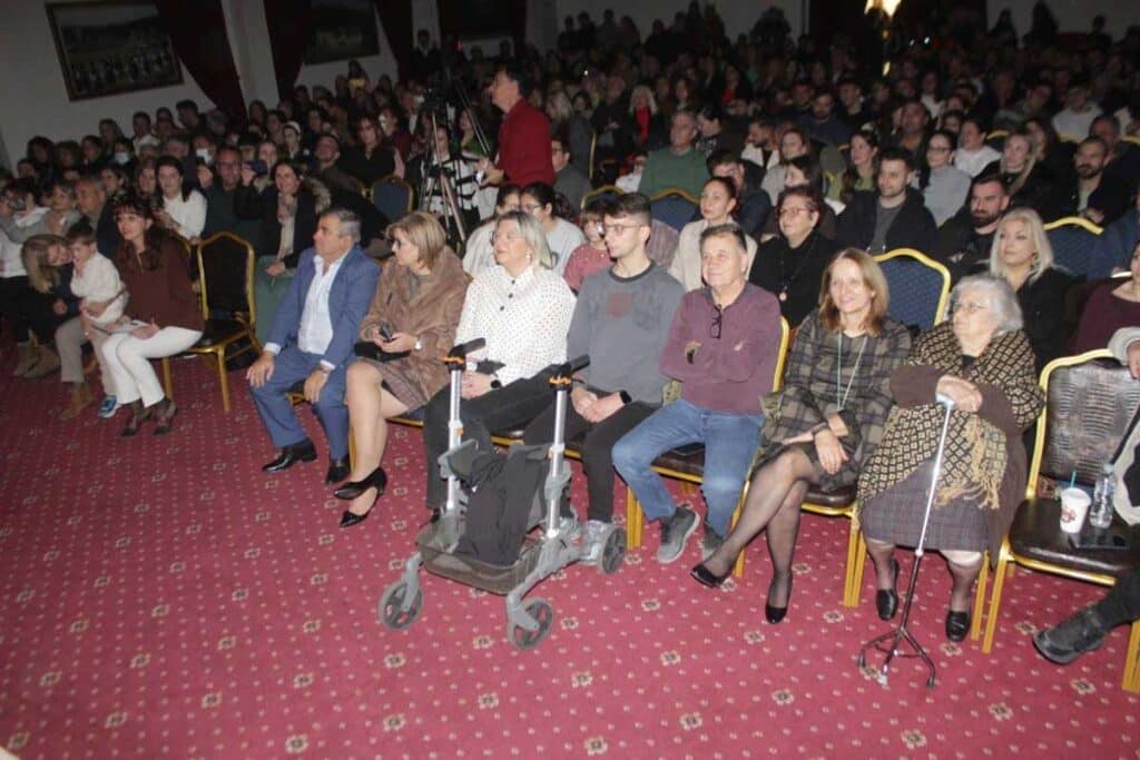 Πύλη: Απόφοιτοι του Λυκείου ανέβασαν τη «Χριστουγεννιάτικη Ιστορία» 10 χρόνια μετά