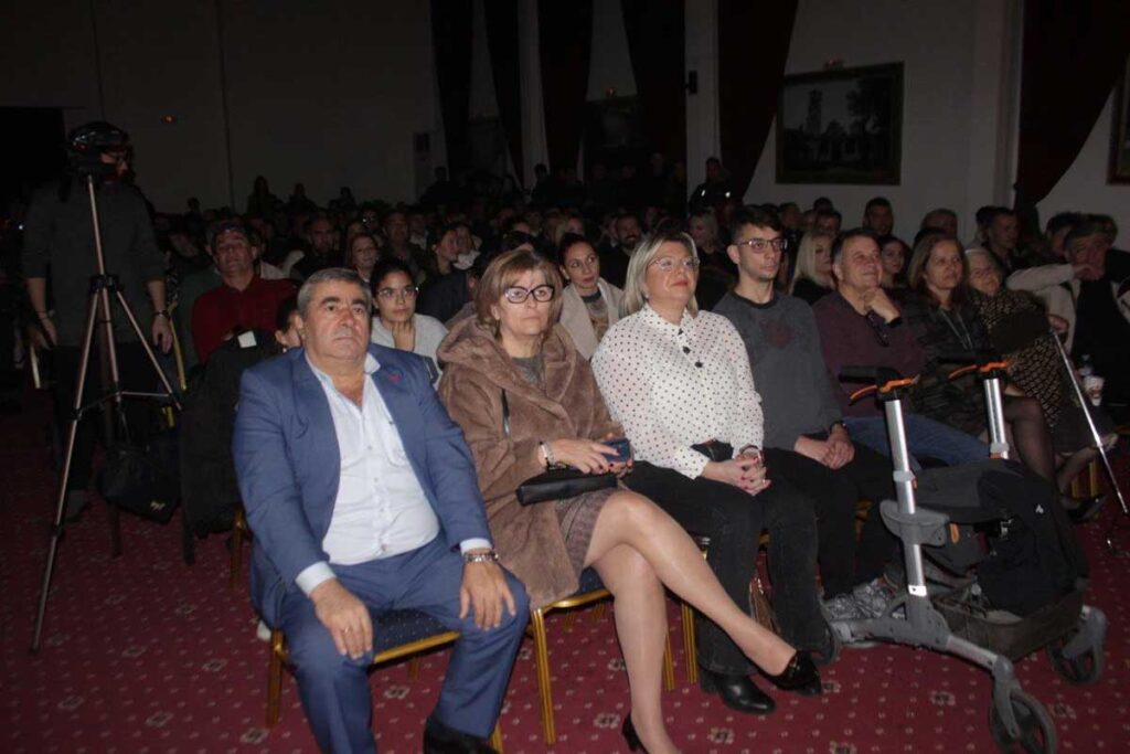 Πύλη: Απόφοιτοι του Λυκείου ανέβασαν τη «Χριστουγεννιάτικη Ιστορία» 10 χρόνια μετά