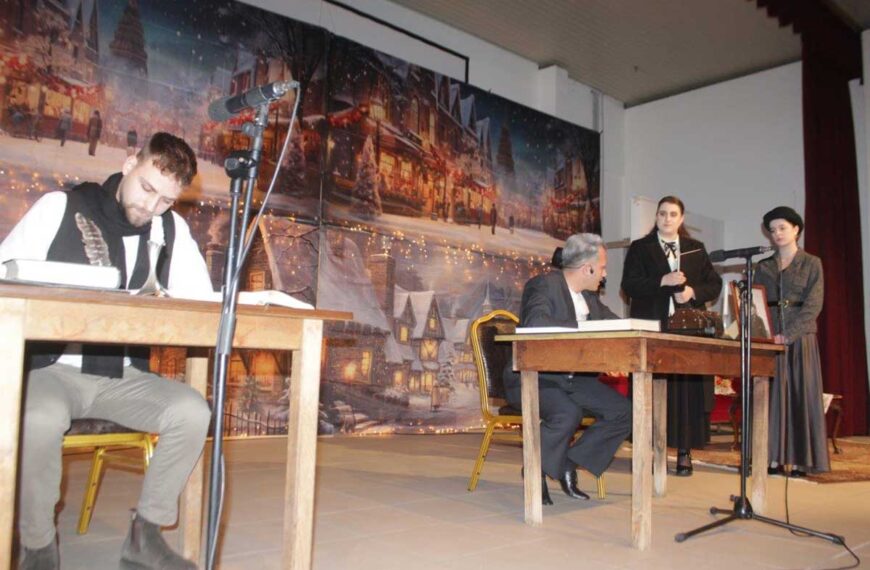 Απόφοιτοι του Λυκείου Πύλης στη σκηνή του Πολιτιστικού Κέντρου κατά τη θεατρική παράσταση «Χριστουγεννιάτικη Ιστορία».